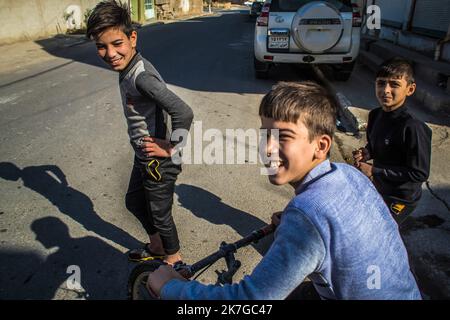 ©Christophe Petit Tesson/MAXPPP - 23/11/2021 ; MOSUL ; IRAQ - des enfants pris en Charge par l'Association EliseCare qui vient en aide aux enfants en organisant un soutient psychologique et des atelers d'Art Therapie. La ville de Mossoul, liberee de l'Etat Islamique en Juillet 2017, a subi d'importantes destructions urbaines et se releve Petit a Petit avec l'aide de projets internationaux. Kinder der ngo EliseCare während einer Kunsttherapie-Sitzung in der Altstadt von Mosul, die gerade rekonstruiert wurde. Die Stadt Mossul, die im Juli 2017 vom Islamischen Staat befreit wurde, hat erhebliche städtische D erlitten Stockfoto