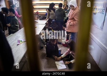 ©Christophe Petit Tesson/MAXPPP - 23/11/2021 ; MOSUL ; IRAQ - des enfants pris en Charge par l'Association EliseCare qui vient en aide aux enfants en organisant un soutient psychologique et des atelers d'Art Therapie. La ville de Mossoul, liberee de l'Etat Islamique en Juillet 2017, a subi d'importantes destructions urbaines et se releve Petit a Petit avec l'aide de projets internationaux. Kinder der ngo EliseCare während einer Kunsttherapie-Sitzung in der Altstadt von Mosul, die gerade rekonstruiert wurde. Die Stadt Mossul, die im Juli 2017 vom Islamischen Staat befreit wurde, hat erhebliche städtische D erlitten Stockfoto