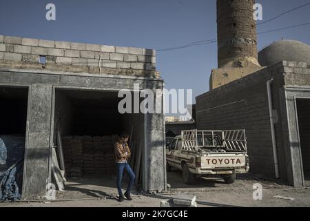 ©Christophe Petit Tesson/MAXPPP - 23/11/2021 ; MOSUL ; IRAQ - Vue generale d'une rue dans un quartier en rekonstruktion sur les bords du fleuve Tigre. La ville de Mossoul, Liberee de l'Etat Islamique en Juillet 2017, a subi d'importantes destructions urbaines et se releve Petit a Petit avec l'aide de projeets internationaux sous l'egide de l'UNESCO. Gesamtansicht einer Straße in der Altstadt von Mosul im Umbau. Die Stadt Mosul, die im Juli 2017 vom Islamischen Staat befreit wurde, hat erhebliche städtische Zerstörungen erlitten und erholt sich allmählich mit der internationalen Initiative ‚ÄúRe Stockfoto