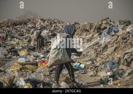 ©Christophe Petit Tesson/MAXPPP - 24/11/2021 ; MOSUL ; IRAQ - des enfants des rues survivent en triant les dechets dans une decharge d'ordure dans le nord de mossoul. Le Tri du carton et du plastique peut raporter jusqu'a 5 Dollar par jour. Souvent Orphelin des Milliers d'enfants vivraient dans les rues de la ville de Mossoul, liberee de l'Etat Islamique en Juillet 2017, Mais qui tarde a se relever des importantes destructions urbaines malgre l'aide de projeets internationaux sous l'egide de l'UNESCO. Straßenkinder überleben, indem sie Abfall auf einer Mülldeponie im Norden Mossuls sortieren. Karte wird sortiert Stockfoto