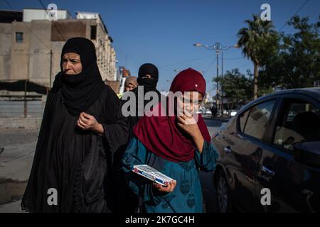 ©Christophe Petit Tesson/MAXPPP - 23/11/2021 ; MOSUL ; IRAQ - des enfants des rues vivent de mendicite et de vente de bouteilles d'Eau ou de chewing gum dans la rue. La ville de Mossoul, Liberee de l'Etat Islamique en Juillet 2017, a subi d'importantes destructions urbaines et se releve Petit a Petit avec l'aide de projeets internationaux sous l'egide de l'UNESCO. Straßenkinder betteln auf einer Straße in der Altstadt von Mosul, die gerade renoviert wird. Die Stadt Mosul, die im Juli 2017 vom Islamischen Staat befreit wurde, hat erhebliche städtische Zerstörungen erlitten und erholt sich allmählich mit Hilfe von Stockfoto