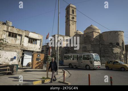 ©Christophe Petit Tesson/MAXPPP - 23/11/2021 ; MOSUL ; IRAQ - UN homme passe devant l'eglise Notre Dame de l'Heure dans un quartier en reconstruction. La ville de Mossoul, Liberee de l'Etat Islamique en Juillet 2017, a subi d'importantes destructions urbaines et se releve Petit a Petit avec l'aide de projeets internationaux sous l'egide de l'UNESCO. Ein Mann kommt an der Kirche "Unsere Liebe Frau der Stunde" in einem Viertel der Altstadt von Mosul vorbei, das gerade umgebaut wird. Die Stadt Mosul, die im Juli 2017 vom Islamischen Staat befreit wurde, hat erhebliche städtische Zerstörungen erlitten und erholt sich allmählich Stockfoto
