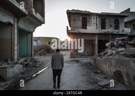 ©Christophe Petit Tesson/MAXPPP - 23/11/2021 ; MOSUL ; IRAQ - Vue generale d'une rue dans un quartier en reconstruction dans la vieille ville de Mossoul. La ville de Mossoul, Liberee de l'Etat Islamique en Juillet 2017, a subi d'importantes destructions urbaines et se releve Petit a Petit avec l'aide de projeets internationaux sous l'egide de l'UNESCO. Gesamtansicht einer Straße in der Altstadt von Mosul im Umbau. Die Stadt Mosul, die im Juli 2017 vom Islamischen Staat befreit wurde, hat erhebliche städtische Zerstörungen erlitten und erholt sich allmählich mit Hilfe internationaler Projekte Stockfoto