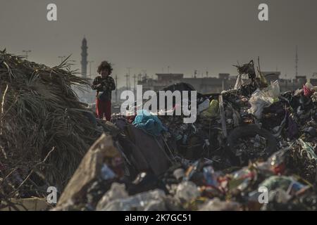 ©Christophe Petit Tesson/MAXPPP - 24/11/2021 ; MOSUL ; IRAQ - des enfants des rues survivent en triant les dechets dans une decharge d'ordure dans le nord de mossoul. Le Tri du carton et du plastique peut raporter jusqu'a 5 Dollar par jour. Souvent Orphelin des Milliers d'enfants vivraient dans les rues de la ville de Mossoul, liberee de l'Etat Islamique en Juillet 2017, Mais qui tarde a se relever des importantes destructions urbaines malgre l'aide de projeets internationaux sous l'egide de l'UNESCO. Straßenkinder überleben, indem sie Abfall auf einer Mülldeponie im Norden Mossuls sortieren. Karte wird sortiert Stockfoto