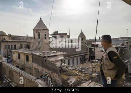 ©Christophe Petit Tesson/MAXPPP - 24/11/2021 ; MOSUL ; IRAK - UN Employee de l'UNESCO regarde vers l'eglise armenienne Sainte Echtmiatzine. La ville de Mossoul, Liberee de l'Etat Islamique en Juillet 2017, a subi d'importantes destructions urbaines et se releve Petit a Petit avec l'aide de projeets internationaux sous l'egide de l'UNESCO. Armenische Kirche in der Altstadt von Mossul im Wiederaufbau. Die Stadt Mosul, die im Juli 2017 vom Islamischen Staat befreit wurde, hat erhebliche städtische Zerstörungen erlitten und erholt sich allmählich mit der internationalen Initiative „Revive the Spirit of Mosu Stockfoto