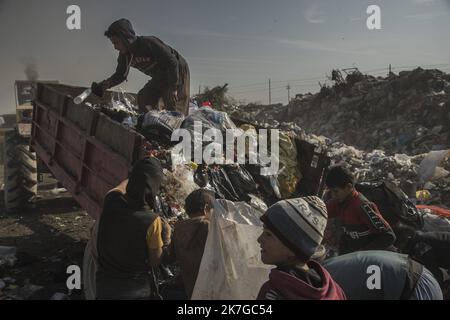 ©Christophe Petit Tesson/MAXPPP - 24/11/2021 ; MOSUL ; IRAQ - des enfants des rues survivent en triant les dechets dans une decharge d'ordure dans le nord de mossoul. Le Tri du carton et du plastique peut raporter jusqu'a 5 Dollar par jour. Souvent Orphelin des Milliers d'enfants vivraient dans les rues de la ville de Mossoul, liberee de l'Etat Islamique en Juillet 2017, Mais qui tarde a se relever des importantes destructions urbaines malgre l'aide de projeets internationaux sous l'egide de l'UNESCO. Straßenkinder überleben, indem sie Abfall auf einer Mülldeponie im Norden Mossuls sortieren. Karte wird sortiert Stockfoto