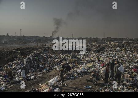 ©Christophe Petit Tesson/MAXPPP - 24/11/2021 ; MOSUL ; IRAQ - des enfants des rues survivent en triant les dechets dans une decharge d'ordure dans le nord de mossoul. Le Tri du carton et du plastique peut raporter jusqu'a 5 Dollar par jour. Souvent Orphelin des Milliers d'enfants vivraient dans les rues de la ville de Mossoul, liberee de l'Etat Islamique en Juillet 2017, Mais qui tarde a se relever des importantes destructions urbaines malgre l'aide de projeets internationaux sous l'egide de l'UNESCO. Straßenkinder überleben, indem sie Abfall auf einer Mülldeponie im Norden Mossuls sortieren. Karte wird sortiert Stockfoto