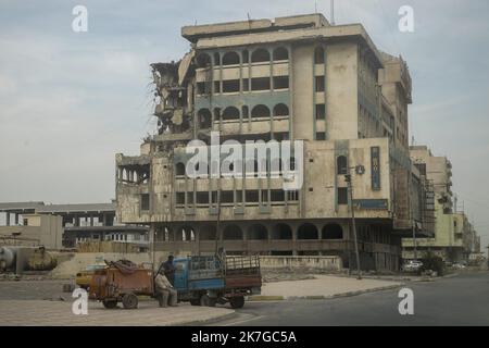 ©Christophe Petit Tesson/MAXPPP - 24/11/2021 ; MOSUL ; IRAQ - Vue generale d'une rue dans un quartier en reconstruction dans la vieille ville de Mossoul sur les bords du fleuve Tigre. La ville de Mossoul, Liberee de l'Etat Islamique en Juillet 2017, a subi d'importantes destructions urbaines et se releve Petit a Petit avec l'aide de projeets internationaux sous l'egide de l'UNESCO. Gesamtansicht einer Straße in der Altstadt von Mosul im Umbau. Die Stadt Mosul, die im Juli 2017 vom Islamischen Staat befreit wurde, hat erhebliche städtische Zerstörungen erlitten und erholt sich allmählich mit t Stockfoto