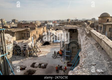 ©Christophe Petit Tesson/MAXPPP - 24/11/2021 ; MOSUL ; IRAQ - L'Eglise al-Tahira de Mossoul detruite par Daesh sur l'Esplanade des eglises en reconstruction dans la vieille ville de Mossoul. La ville de Mossoul, Liberee de l'Etat Islamique en Juillet 2017, a subi d'importantes destructions urbaines et se releve Petit a Petit avec l'aide de projeets internationaux sous l'egide de l'UNESCO. Die syrisch-orthodoxe Al Tahira Kirche im Innenhof der Kirche in der Altstadt von Mosul wird umgebaut. Die Stadt Mossul, die im Juli 2017 vom Islamischen Staat befreit wurde, hat erhebliche städtische Verluste erlitten Stockfoto