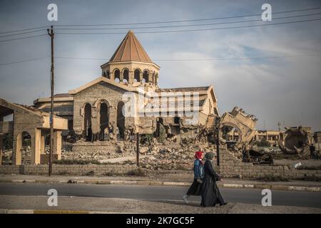 ©Christophe Petit Tesson/MAXPPP - 24/11/2021 ; MOSUL ; IRAK - Une eglise armenienne a Al Warda detruite par Daesh. La ville de Mossoul, Liberee de l'Etat Islamique en Juillet 2017, a subi d'importantes destructions urbaines et se releve Petit a Petit avec l'aide de projeets internationaux sous l'egide de l'UNESCO. Eine armenische Kirche, die von Daesh zerstört wurde. Die Stadt Mosul, die im Juli 2017 vom Islamischen Staat befreit wurde, hat erhebliche städtische Zerstörungen erlitten und erholt sich allmählich mit der internationalen Initiative ‚ÄúRevive The Spirit of Mosul‚Äù der UNESCO-Organisation. Stockfoto