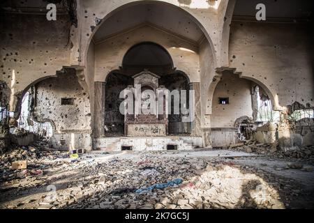 ©Christophe Petit Tesson/MAXPPP - 24/11/2021 ; MOSUL ; IRAK - Une eglise armenienne a Al Warda detruite par Daesh. La ville de Mossoul, Liberee de l'Etat Islamique en Juillet 2017, a subi d'importantes destructions urbaines et se releve Petit a Petit avec l'aide de projeets internationaux sous l'egide de l'UNESCO. Eine armenische Kirche, die von Daesh zerstört wurde. Die Stadt Mosul, die im Juli 2017 vom Islamischen Staat befreit wurde, hat erhebliche städtische Zerstörungen erlitten und erholt sich allmählich mit der internationalen Initiative „Revive the Spirit of Mosul“ der UNESCO-Organisation. Stockfoto