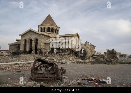 ©Christophe Petit Tesson/MAXPPP - 24/11/2021 ; MOSUL ; IRAK - Une eglise armenienne a Al Warda detruite par Daesh. La ville de Mossoul, Liberee de l'Etat Islamique en Juillet 2017, a subi d'importantes destructions urbaines et se releve Petit a Petit avec l'aide de projeets internationaux sous l'egide de l'UNESCO. Eine armenische Kirche, die von Daesh zerstört wurde. Die Stadt Mosul, die im Juli 2017 vom Islamischen Staat befreit wurde, hat erhebliche städtische Zerstörungen erlitten und erholt sich allmählich mit der internationalen Initiative ‚ÄúRevive The Spirit of Mosul‚Äù der UNESCO-Organisation. Stockfoto