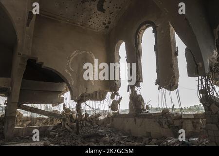 ©Christophe Petit Tesson/MAXPPP - 24/11/2021 ; MOSUL ; IRAK - Une eglise armenienne a Al Warda detruite par Daesh. La ville de Mossoul, Liberee de l'Etat Islamique en Juillet 2017, a subi d'importantes destructions urbaines et se releve Petit a Petit avec l'aide de projeets internationaux sous l'egide de l'UNESCO. Eine armenische Kirche, die von Daesh zerstört wurde. Die Stadt Mosul, die im Juli 2017 vom Islamischen Staat befreit wurde, hat erhebliche städtische Zerstörungen erlitten und erholt sich allmählich mit der internationalen Initiative ‚ÄúRevive The Spirit of Mosul‚Äù der UNESCO-Organisation. Stockfoto