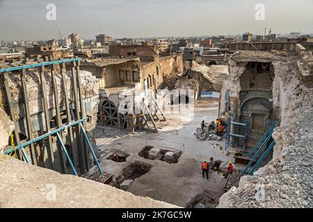 ©Christophe Petit Tesson/MAXPPP - 24/11/2021 ; MOSUL ; IRAQ - L'Eglise al-Tahira de Mossoul detruite par Daesh sur l'Esplanade des eglises en reconstruction dans la vieille ville de Mossoul. La ville de Mossoul, Liberee de l'Etat Islamique en Juillet 2017, a subi d'importantes destructions urbaines et se releve Petit a Petit avec l'aide de projeets internationaux sous l'egide de l'UNESCO. Die syrisch-orthodoxe Al Tahira Kirche im Innenhof der Kirche in der Altstadt von Mosul wird umgebaut. Die Stadt Mossul, die im Juli 2017 vom Islamischen Staat befreit wurde, hat erhebliche städtische Verluste erlitten Stockfoto