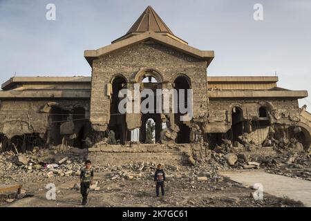 ©Christophe Petit Tesson/MAXPPP - 24/11/2021 ; MOSUL ; IRAK - Une eglise armenienne a Al Warda detruite par Daesh. La ville de Mossoul, Liberee de l'Etat Islamique en Juillet 2017, a subi d'importantes destructions urbaines et se releve Petit a Petit avec l'aide de projeets internationaux sous l'egide de l'UNESCO. Eine armenische Kirche, die von Daesh zerstört wurde. Die Stadt Mosul, die im Juli 2017 vom Islamischen Staat befreit wurde, hat erhebliche städtische Zerstörungen erlitten und erholt sich allmählich mit der internationalen Initiative ‚ÄúRevive The Spirit of Mosul‚Äù der UNESCO-Organisation. Stockfoto