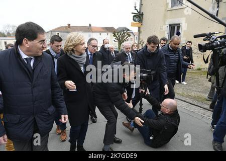 ©PHOTOPQR/OUEST FRANKREICH/Franck Dubray ; Mouilleron en Pareds ; ; Déplacement en Vendée de Valérie Pécresse candidate Les républicains LR à l' élection présidentielle où elle a déposé une gerbe sur la tombe du Maréchal de Lattre et visité le musée Clemenceau à Mouilleron en Pareds?(Photo Franck Dubray?) - Valérie Pécresse bei den Präsidentschaftswahlen in die Vendée der LR Republikaner Stockfoto