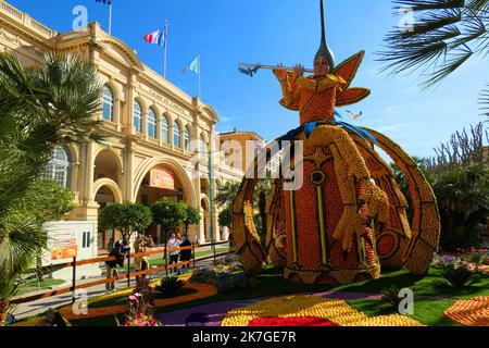 ©Sylvestre/MAXPPP - menton France 20/02/2022 ; SYLVESTRE / MAXPPP menton.88 éme féte du citron,Theme opéra et danses,expositions des motifs d'agrumes dans les jardins biovés, la flute enchantée Zitronenfest in Menton Feb 20 2022 Stockfoto