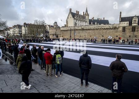 ©PHOTOPQR/PRESSE OCEAN/Olivier Lanrivain ; Nantes ; 20/02/2022 ; Bretagne réunis. A l'Initiative de l'Association A la breton, déploiement d'un drapeau breton GÉANT de 1400 m2, le plus Grand Gwen Ha Du du monde, Devant le château des Ducs de Bretagne à Nantes dimanche 20 février pour promouvoir le rassemblement de la Bretagne à 5 auprès des candidats à la présidentielle 2022. Photo Presse Ocean/Olivier Lanrivain der Verein 'à la Breton' hat vor dem Schloss von Anne de Bretagne in Nantes die größte bretonische Flagge der Welt entrollt. Sie will ein Referendum zum Thema A Stockfoto