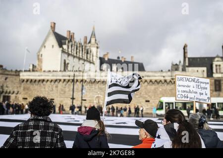 ©PHOTOPQR/PRESSE OCEAN/Olivier Lanrivain ; Nantes ; 20/02/2022 ; Bretagne réunis. A l'Initiative de l'Association A la breton, déploiement d'un drapeau breton GÉANT de 1400 m2, le plus Grand Gwen Ha Du du monde, Devant le château des Ducs de Bretagne à Nantes dimanche 20 février pour promouvoir le rassemblement de la Bretagne à 5 auprès des candidats à la présidentielle 2022. Photo Presse Ocean/Olivier Lanrivain der Verein 'à la Breton' hat vor dem Schloss von Anne de Bretagne in Nantes die größte bretonische Flagge der Welt entrollt. Sie will ein Referendum zum Thema A Stockfoto