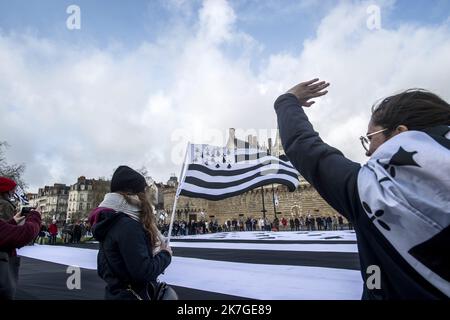 â©PHOTOPQR/PRESSE OCEAN/Olivier Lanrivain ; Nantes ; 20/02/2022 ; Bretagne rÃ©unis. A l'Initiative de l'Association A la breton, dÃ©ploiement d'un drapeau breton gÃ©ant de 1400 m2, le plus Grand Gwen Ha Du du monde, Devant le ChÃ¢teau des Ducs de Bretagne Ã Nantes dimanche 20 FÃ©vrier pour promouvoir le rassemblement de la Bretagne Ã 5 auprÃ¨s des candidats Ã la prÃ©sidentielle 2022. Photo Presse Ocean/Olivier Lanrivain der Verein 'Ã€ la Breton' hat vor dem Schloss von Anne de Bretagne in Nantes die größte bretonische Flagge der Welt entrollt. Sie will ein Referendum zu diesem Thema Stockfoto