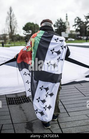 ©PHOTOPQR/PRESSE OCEAN/Olivier Lanrivain ; Nantes ; 20/02/2022 ; Bretagne réunis. A l'Initiative de l'Association A la breton, déploiement d'un drapeau breton GÉANT de 1400 m2, le plus Grand Gwen Ha Du du monde, Devant le château des Ducs de Bretagne à Nantes dimanche 20 février pour promouvoir le rassemblement de la Bretagne à 5 auprès des candidats à la présidentielle 2022. Photo Presse Ocean/Olivier Lanrivain der Verein 'à la Breton' hat vor dem Schloss von Anne de Bretagne in Nantes die größte bretonische Flagge der Welt entrollt. Sie will ein Referendum zum Thema A Stockfoto