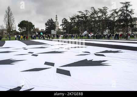 ©PHOTOPQR/PRESSE OCEAN/Olivier Lanrivain ; Nantes ; 20/02/2022 ; Bretagne réunis. A l'Initiative de l'Association A la breton, déploiement d'un drapeau breton GÉANT de 1400 m2, le plus Grand Gwen Ha Du du monde, Devant le château des Ducs de Bretagne à Nantes dimanche 20 février pour promouvoir le rassemblement de la Bretagne à 5 auprès des candidats à la présidentielle 2022. Photo Presse Ocean/Olivier Lanrivain der Verein 'à la Breton' hat vor dem Schloss von Anne de Bretagne in Nantes die größte bretonische Flagge der Welt entrollt. Sie will ein Referendum zum Thema A Stockfoto