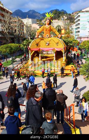 ©Sylvestre/MAXPPP - menton France 20/02/2022 ; SYLVESTRE / MAXPPP menton.88 éme féte du citron,Theme opéra et danses,expositions des motifs d'agrumes dans les jardins biovés,les indes galantes Lemon Festival in Menton Feb 20 2022 Stockfoto