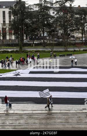 ©PHOTOPQR/PRESSE OCEAN/Olivier Lanrivain ; Nantes ; 20/02/2022 ; Bretagne réunis. Déploiement d'un drapeau breton GÉANT devant le château des Ducs de Bretagne à Nantes dimanche 20 février pour promouvoir le rassemblement de la Bretagne à 5 avant la présidentielle. Photo Presse Ocean/Olivier Lanrivain der Verein 'à la Breton' hat vor dem Schloss von Anne de Bretagne in Nantes die größte bretonische Flagge der Welt entrollt. Sie will ein Referendum über die Bindung von Loire-Atlantique an die Bretagne. Stockfoto