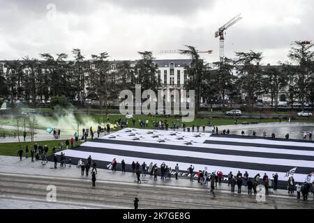 ©PHOTOPQR/PRESSE OCEAN/Olivier Lanrivain ; Nantes ; 20/02/2022 ; Bretagne réunis. A l'Initiative de l'Association A la breton, déploiement d'un drapeau breton GÉANT de 1400 m2, le plus Grand Gwen Ha Du du monde, Devant le château des Ducs de Bretagne à Nantes dimanche 20 février pour promouvoir le rassemblement de la Bretagne à 5 auprès des candidats à la présidentielle 2022. Photo Presse Ocean/Olivier Lanrivain der Verein 'à la Breton' hat vor dem Schloss von Anne de Bretagne in Nantes die größte bretonische Flagge der Welt entrollt. Sie will ein Referendum zum Thema A Stockfoto