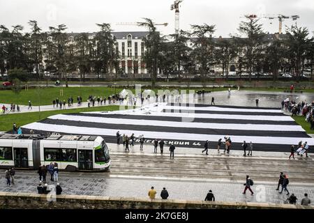 ©PHOTOPQR/PRESSE OCEAN/Olivier Lanrivain ; Nantes ; 20/02/2022 ; Bretagne réunis. A l'Initiative de l'Association A la breton, déploiement d'un drapeau breton GÉANT de 1400 m2, le plus Grand Gwen Ha Du du monde, Devant le château des Ducs de Bretagne à Nantes dimanche 20 février pour promouvoir le rassemblement de la Bretagne à 5 auprès des candidats à la présidentielle 2022. Photo Presse Ocean/Olivier Lanrivain der Verein 'à la Breton' hat vor dem Schloss von Anne de Bretagne in Nantes die größte bretonische Flagge der Welt entrollt. Sie will ein Referendum zum Thema A Stockfoto