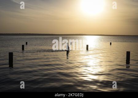 ©Nicolas Remene / Le Pictorium/MAXPPP - Selingue 31/01/2022 Nicolas Remene / Le Pictorium - 31/1/2022 - Mali / Sikasso / Selingue - des enfants jouent au Bord du lac au Niveau du marche aux poissons de Selingue dans la Region de Sikasso au Mali, le 31 janvier 2022. / 31/1/2022 - Mali / Sikasso / Selingue - Kinder spielen am 31. Januar 2022 auf dem Fischmarkt Selingue in der Region Sikasso in Mali am See. Stockfoto