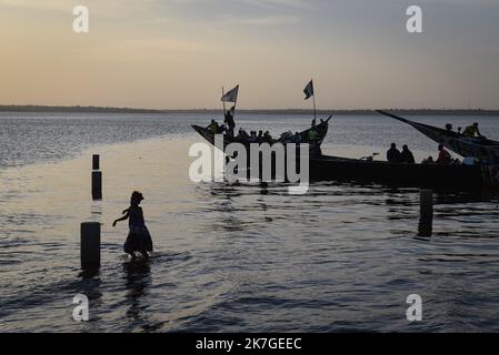 ©Nicolas Remene / Le Pictorium/MAXPPP - Selingue 31/01/2022 Nicolas Remene / Le Pictorium - 31/1/2022 - Mali / Sikasso / Selingue - des enfants jouent au Bord du lac au Niveau du marche aux poissons de Selingue dans la Region de Sikasso au Mali, le 31 janvier 2022. / 31/1/2022 - Mali / Sikasso / Selingue - Kinder spielen am 31. Januar 2022 auf dem Fischmarkt Selingue in der Region Sikasso in Mali am See. Stockfoto