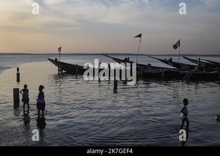 ©Nicolas Remene / Le Pictorium/MAXPPP - Selingue 31/01/2022 Nicolas Remene / Le Pictorium - 31/1/2022 - Mali / Sikasso / Selingue - des enfants jouent au Bord du lac au Niveau du marche aux poissons de Selingue dans la Region de Sikasso au Mali, le 31 janvier 2022. / 31/1/2022 - Mali / Sikasso / Selingue - Kinder spielen am 31. Januar 2022 auf dem Fischmarkt Selingue in der Region Sikasso in Mali am See. Stockfoto