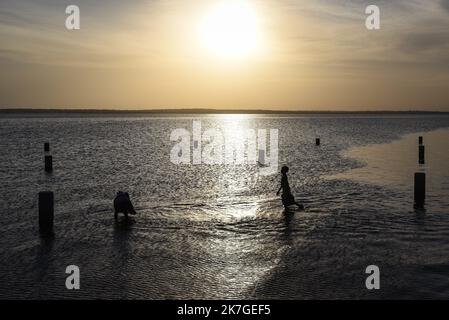 ©Nicolas Remene / Le Pictorium/MAXPPP - Selingue 31/01/2022 Nicolas Remene / Le Pictorium - 31/1/2022 - Mali / Sikasso / Selingue - des enfants jouent au Bord du lac au Niveau du marche aux poissons de Selingue dans la Region de Sikasso au Mali, le 31 janvier 2022. / 31/1/2022 - Mali / Sikasso / Selingue - Kinder spielen am 31. Januar 2022 auf dem Fischmarkt Selingue in der Region Sikasso in Mali am See. Stockfoto