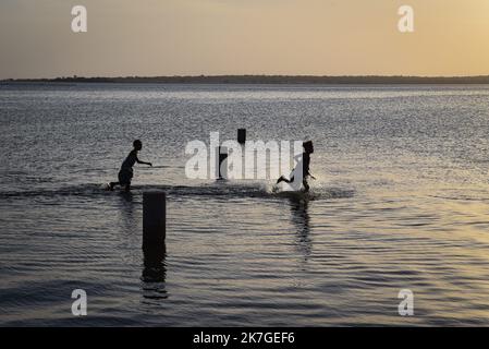 ©Nicolas Remene / Le Pictorium/MAXPPP - Selingue 31/01/2022 Nicolas Remene / Le Pictorium - 31/1/2022 - Mali / Sikasso / Selingue - des enfants jouent au Bord du lac au Niveau du marche aux poissons de Selingue dans la Region de Sikasso au Mali, le 31 janvier 2022. / 31/1/2022 - Mali / Sikasso / Selingue - Kinder spielen am 31. Januar 2022 auf dem Fischmarkt Selingue in der Region Sikasso in Mali am See. Stockfoto