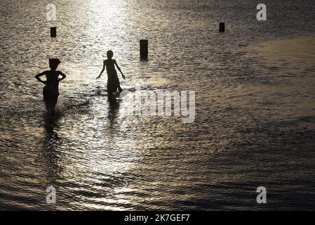 ©Nicolas Remene / Le Pictorium/MAXPPP - Selingue 31/01/2022 Nicolas Remene / Le Pictorium - 31/1/2022 - Mali / Sikasso / Selingue - des enfants jouent au Bord du lac au Niveau du marche aux poissons de Selingue dans la Region de Sikasso au Mali, le 31 janvier 2022. / 31/1/2022 - Mali / Sikasso / Selingue - Kinder spielen am 31. Januar 2022 auf dem Fischmarkt Selingue in der Region Sikasso in Mali am See. Stockfoto