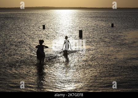 ©Nicolas Remene / Le Pictorium/MAXPPP - Selingue 31/01/2022 Nicolas Remene / Le Pictorium - 31/1/2022 - Mali / Sikasso / Selingue - des enfants jouent au Bord du lac au Niveau du marche aux poissons de Selingue dans la Region de Sikasso au Mali, le 31 janvier 2022. / 31/1/2022 - Mali / Sikasso / Selingue - Kinder spielen am 31. Januar 2022 auf dem Fischmarkt Selingue in der Region Sikasso in Mali am See. Stockfoto