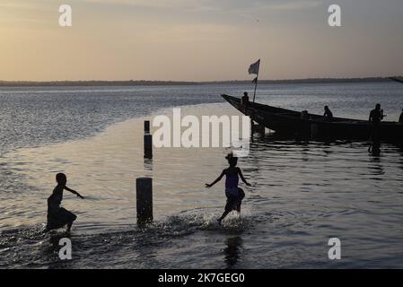 ©Nicolas Remene / Le Pictorium/MAXPPP - Selingue 31/01/2022 Nicolas Remene / Le Pictorium - 31/1/2022 - Mali / Sikasso / Selingue - des enfants jouent au Bord du lac au Niveau du marche aux poissons de Selingue dans la Region de Sikasso au Mali, le 31 janvier 2022. / 31/1/2022 - Mali / Sikasso / Selingue - Kinder spielen am 31. Januar 2022 auf dem Fischmarkt Selingue in der Region Sikasso in Mali am See. Stockfoto