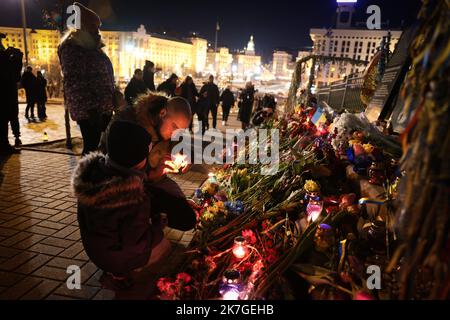 ©PHOTOPQR/LE PARISIEN/Philippe de Poulpiquet ; Kiev ; 20/02/2022 ; Kiev (Ukraine), le 20 février 2022. Commémotation du Massacre de Maïdan, où une centaine de personnes avaient trouvé la mort en 2014 lors de ce qu’on a appelé « la révolution de la dignité ». après des mois de blocage à Maïdan, les événements du 20 février 2014 avaient finalement précipité la démission du président de l'époque, Viktor Ianoukovitch. CE samedi, des commémorations se tiennent dans le Centre de Kiev, alors que la menace d'une attaque Russe et les tensions s'accroient dans l'est du Pays. - Kyev, Ukr, februar 20. 2022 U Stockfoto