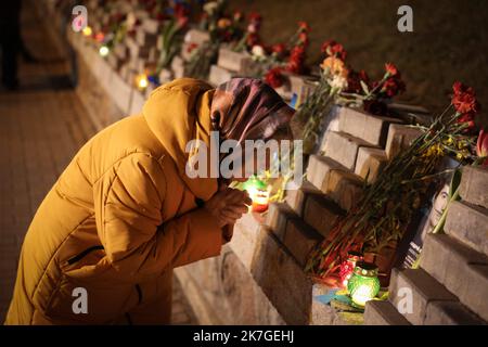©PHOTOPQR/LE PARISIEN/Philippe de Poulpiquet ; Kiev ; 20/02/2022 ; Kiev (Ukraine), le 20 février 2022. Commémotation du Massacre de Maïdan, où une centaine de personnes avaient trouvé la mort en 2014 lors de ce qu’on a appelé « la révolution de la dignité ». après des mois de blocage à Maïdan, les événements du 20 février 2014 avaient finalement précipité la démission du président de l'époque, Viktor Ianoukovitch. CE samedi, des commémorations se tiennent dans le Centre de Kiev, alors que la menace d'une attaque Russe et les tensions s'accroient dans l'est du Pays. - Kyev, Ukr, februar 20. 2022 U Stockfoto