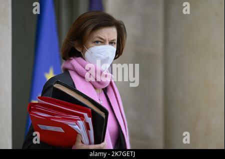 ©Julien Mattia / Le Pictorium/MAXPPP - Paris 23/02/2022 Julien Mattia / Le Pictorium - 23/2/2022 - Frankreich / Ile-de-France / Paris - Mme Florence PARLY, Ministre des Armees en sortie du Conseil des Ministres du 23 Fevrier 2022. / 23/2/2022 - Frankreich / Ile-de-France (Region) / Paris - Frau Florence PARLY, Ministerin der Streitkräfte, am Ende des Ministerrats am 23. Februar 2022. Stockfoto