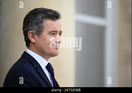 ©Julien Mattia / Le Pictorium/MAXPPP - Paris 23/02/2022 Julien Mattia / Le Pictorium - 23/2/2022 - Frankreich / Ile-de-France / Paris - M. Gerald Darmanin, Ministre de l'Interieur en sortie du Conseil des Ministres du 23 Fevrier 2022. / 23/2/2022 - Frankreich / Ile-de-France (Region) / Paris - Herr Gerald Darmanin, Innenminister, beim Austritt aus dem Ministerrat vom 23. Februar 2022. Stockfoto