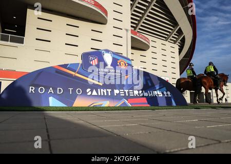 ©Manuel Blondau/AOP Press/MAXPPP - Le Comite executif de l UEFA a tenu ce jour seance extraordinaire en raison de l Invasion de l Ukraine par la Russie. Le Comite executif a decite de deplacer la finale de l UEFA Champions League 2021/22 de Saint Petersbourg au Stade de France, a Saint-Denis. CE match se jouera le samedi 28 Mai a 21h00 HEC. Die Beschilderung für die Straße nach Sankt Petersburg ist in einer allgemeinen Ansicht außerhalb des Wanda Metropolitano Stadions vor dem UEFA Champions League-Lauf von 16, 1.-Bein-Spiel zwischen Atletico de Madrid und Manchester United im Wanda Metropolitano Stadium am Februar zu sehen Stockfoto