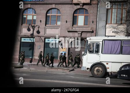 ©PHOTOPQR/LE PARISIEN/Philippe de Poulpiquet ; Kiev ; 26/02/2022 ; Kiev (Ukraine), le 26 février 2022. Des soldats ukrainiens marchent dans une rue de Kiev à quelques pas de la présidence. Russische Militärinvasion in der Ukraine, Zusammenstöße in den Straßen von Kiew. Stockfoto