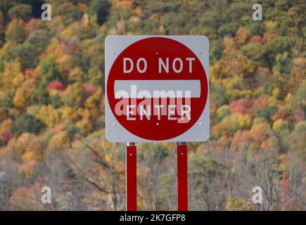 Kirkwood, New York, USA - 15. Oktober 2022 - das Straßenschild „Do Not Enter“ mit Herbstlaub Stockfoto