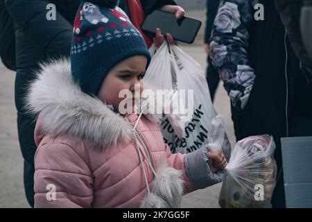 ©Nicolas Cleuet / Le Pictorium/MAXPPP - Medyca 27/02/2022 Nicolas Cleuet / Le Pictorium - 27/2/2022 - Pologne / Picates / Medyca - Arrivee des refugies Ukrainiens a la frontiere pololanise, au poste de Medyca. Guerre en Ukraine, refugies a la frontiere Polonaise. / 27/2/2022 - Polen / Karpaten / Medyca - Ankunft ukrainischer Flüchtlinge an der polnischen Grenze, am Medyca-Posten. Krieg in der Ukraine, Flüchtlinge an der polnischen Grenze. Stockfoto