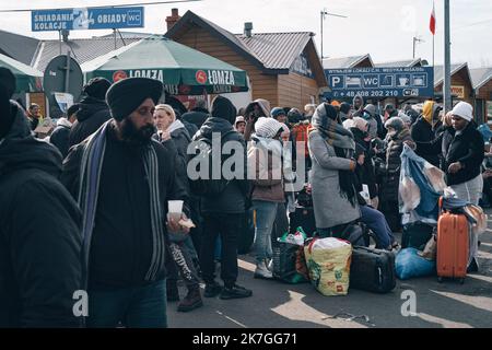 ©Nicolas Cleuet / Le Pictorium/MAXPPP - Medyca 27/02/2022 Nicolas Cleuet / Le Pictorium - 27/2/2022 - Pologne / Picates / Medyca - Arrivee des refugies Ukrainiens a la frontiere polonaise, au poste de Medyca. Guerre en Ukraine, refugies a la frontiere Polonaise / 27/2/2022 - Polen / Karpaten / Medyca - Ankunft ukrainischer Flüchtlinge an der polnischen Grenze, am Medyca-Posten. Krieg in der Ukraine, Flüchtlinge an der polnischen Grenze Stockfoto