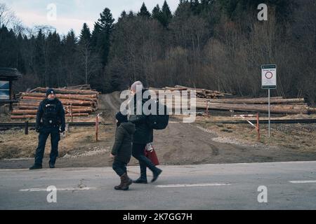 ©Nicolas Cleuet / Le Pictorium/MAXPPP - Krosienko 26/02/2022 Nicolas Cleuet / Le Pictorium - 26/2/2022 - Pologne / Palpates / Krosienko - Arrivee des refugies Ukrainiens a la frontiere polonaise, au poste de Krosienko. Guerre en Ukraine, refugies a la frontiere Polonaise. / 26/2/2022 - Polen / Karpaten / Krosjenko - Ankunft ukrainischer Flüchtlinge an der polnischen Grenze, auf dem Postweg von Krosjenko. Krieg in der Ukraine, Flüchtlinge an der polnischen Grenze. Stockfoto