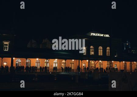 ©Nicolas Cleuet / Le Pictorium/MAXPPP - Pzremysl 26/02/2022 Nicolas Cleuet / Le Pictorium - 26/2/2022 - Pologne / Picates / Pzremysl - Gare de Pzremysl a 10 km de la frontiere. Guerre en Ukraine, refugies a la frontiere Polonaise. / 26/2/2022 - Polen / Karpaten / Pzremysl - Bahnhof Pzremysl, 10 km von der Grenze entfernt. Krieg in der Ukraine, Flüchtlinge an der polnischen Grenze. Stockfoto