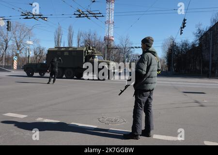 ©PHOTOPQR/LE PARISIEN/Philippe de Poulpiquet ; Kiev ; 28/02/2022 ; Kiev (Ukraine), le 28 février 2022. UN habitant d'un quartier du nord de Kiev lève le Point au Passage d'un convoi militaire ukrainien, sous le regare d'un volontaire de la défense territoriale. - Russland Ukraine Krieg 28. Februar 2022 Stockfoto